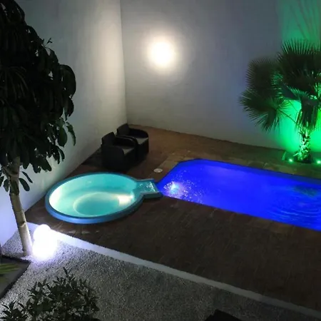 Casa Patio Palmeras 1 Y 2 *